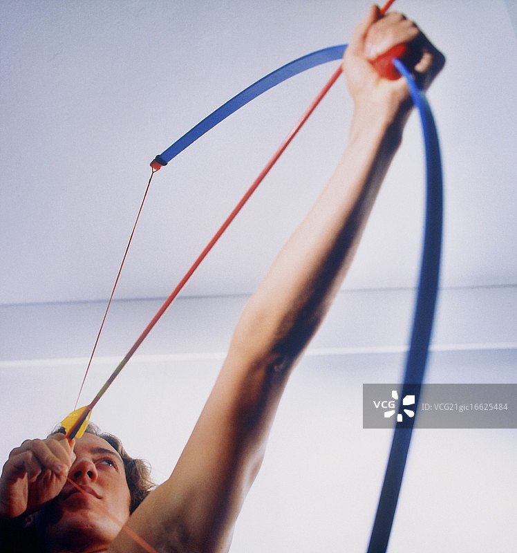 手持弓箭的年轻男人图片素材