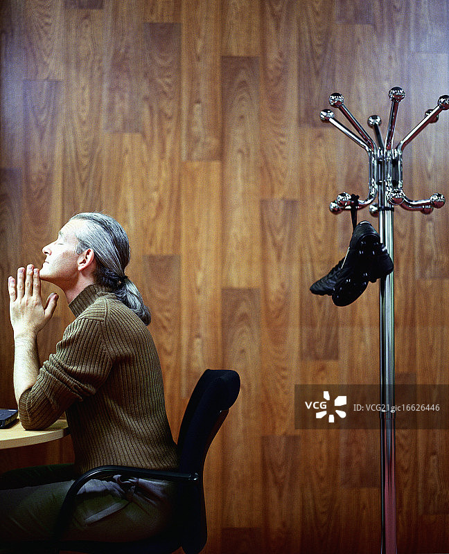 在办公桌前思考的商人图片素材