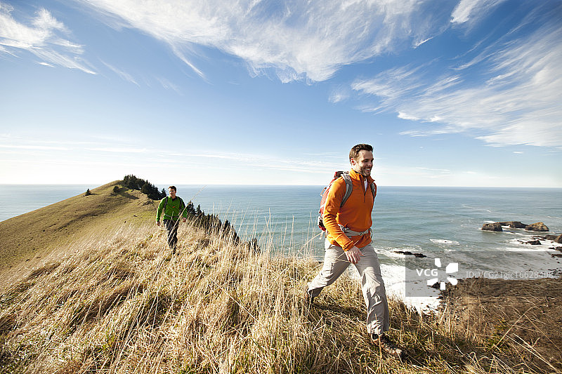 两名男子在白天徒步旅行图片素材