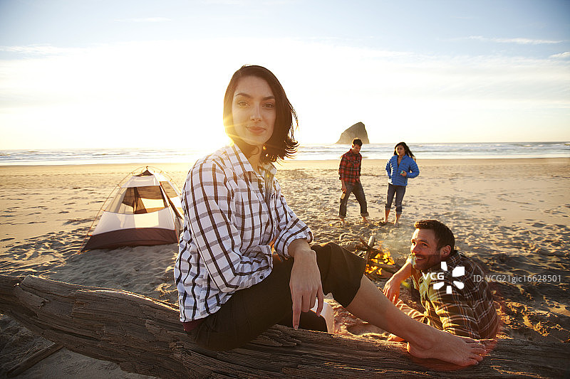 在海边露营旅行的一群人图片素材