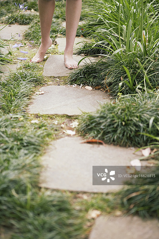 花园小径石头上的双脚图片素材