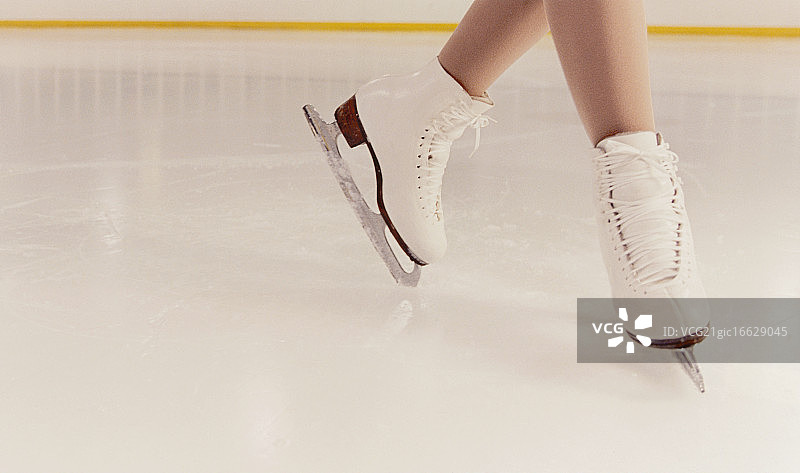 花样滑冰运动员在溜冰场滑冰图片素材