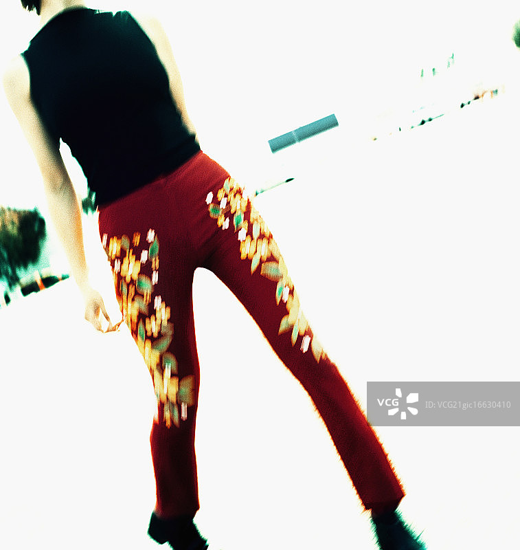 穿着红色裤子的女人图片素材