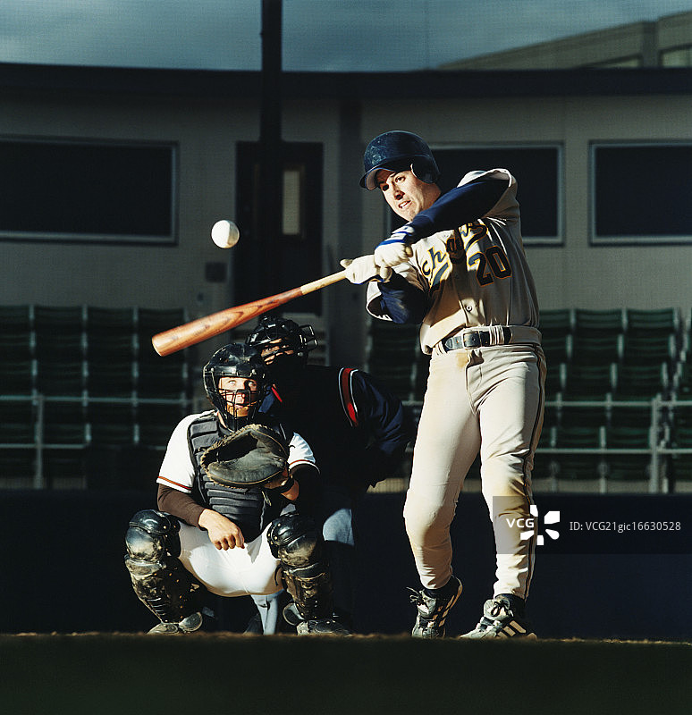 棒球运动员挥棒击球图片素材