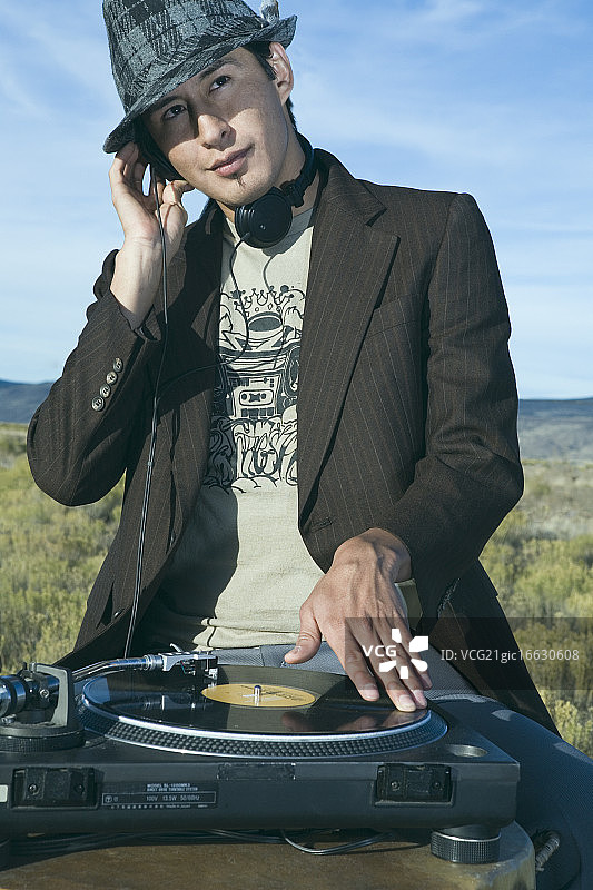 在沙漠中旋转唱片的DJ图片素材