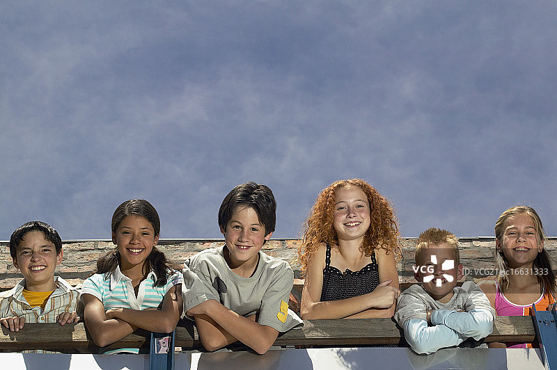 微笑的青少年图片素材