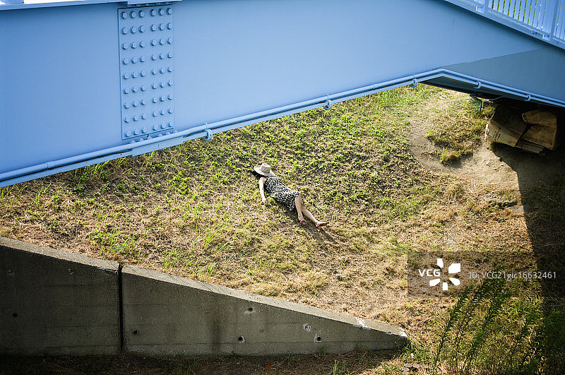 在桥下睡觉的女人图片素材
