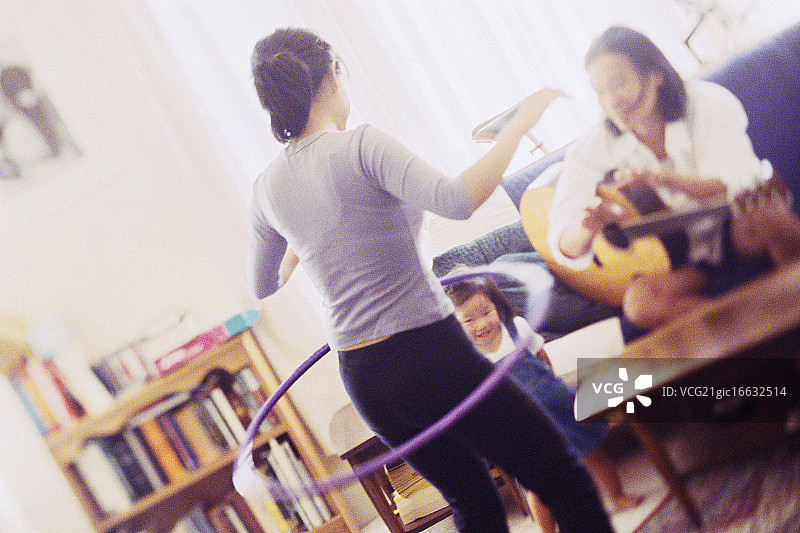 妈妈在客厅里玩玩具呼啦圈图片素材