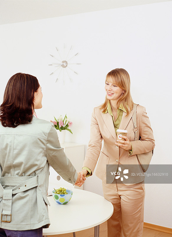 两名女商人握手图片素材