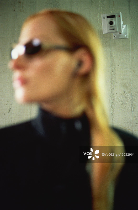 作为保镖的金发女人图片素材