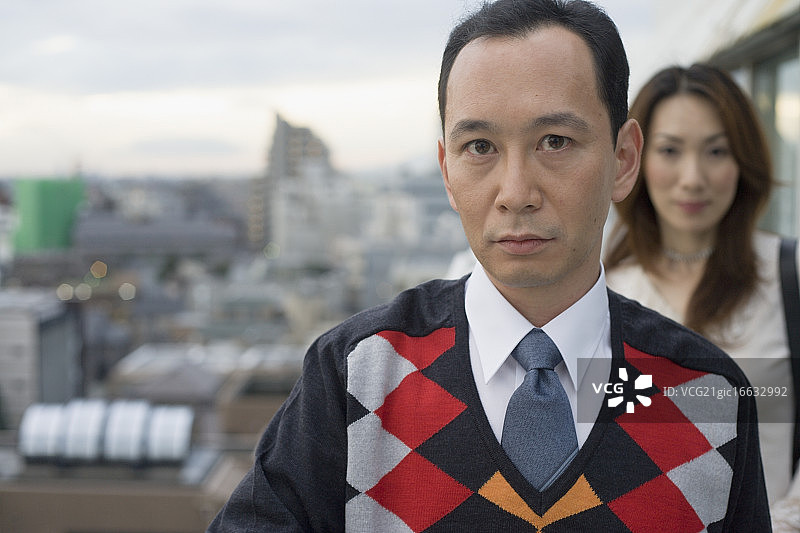 男人和女人在城市里图片素材