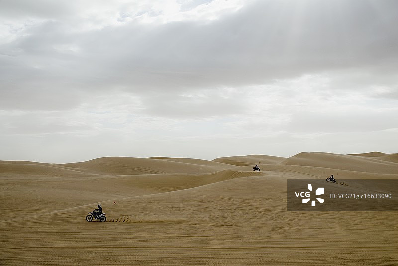 沙丘中的全地形车图片素材