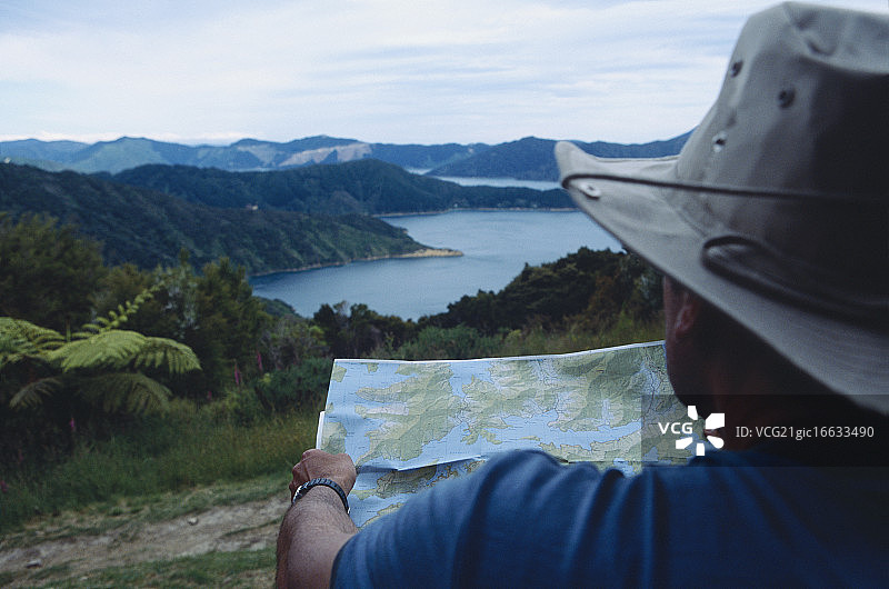 男人在马尔堡峡湾看地图图片素材