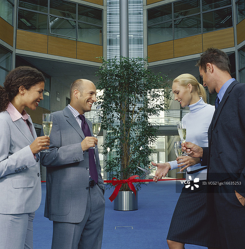 四位商人在开幕式上庆祝图片素材