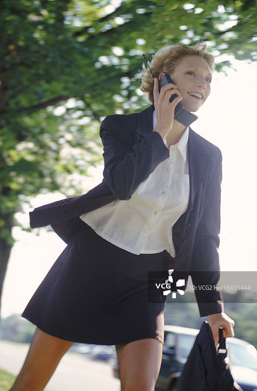 忙碌的女商人正在使用手机图片素材