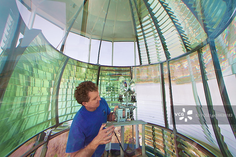 灯塔看守人调整灯图片素材