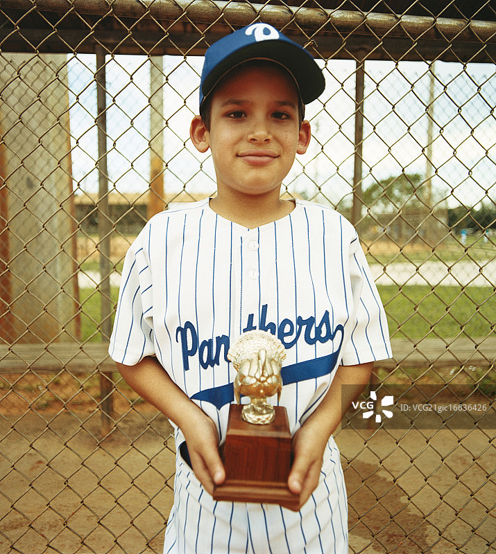 手持奖杯的小联盟棒球运动员图片素材