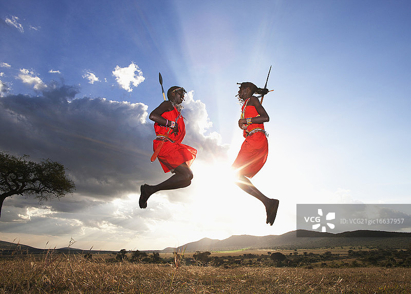 肯尼亚马赛马拉，马赛部落男子跳跃图片素材