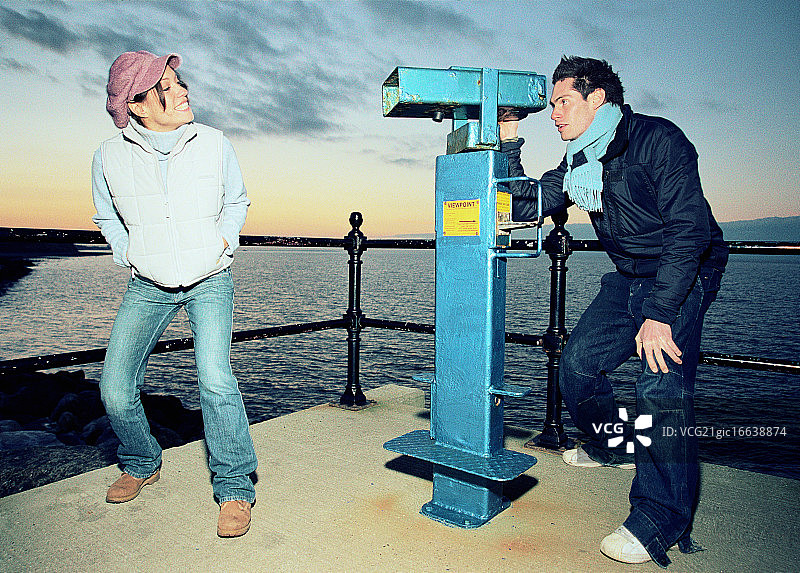 男人通过取景器看着女人图片素材