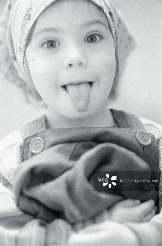 吐舌头的小女孩图片素材