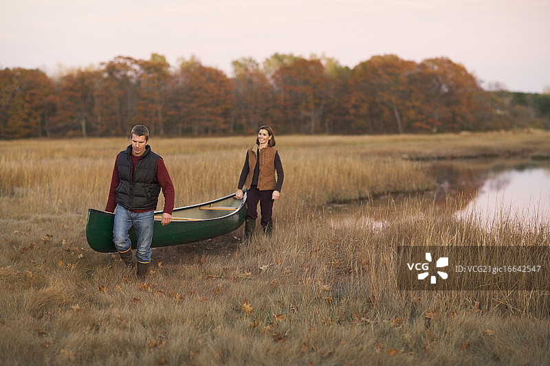 情侣划独木舟图片素材