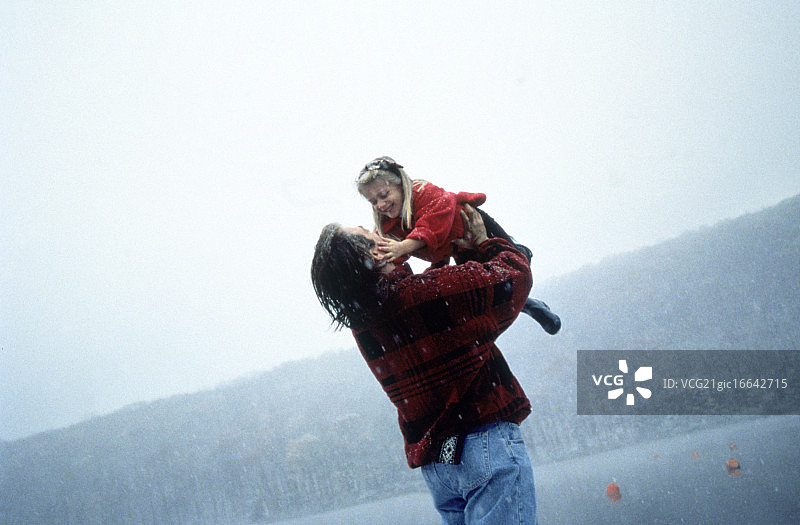 慈爱的父亲和他的女儿图片素材