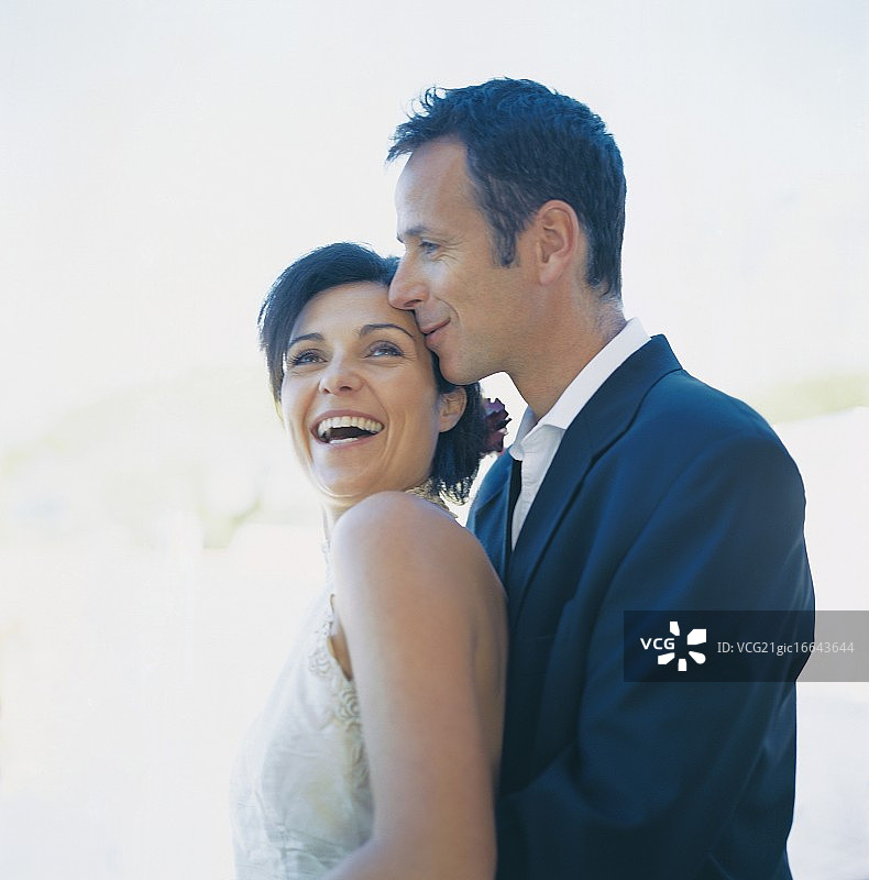 穿着讲究的快乐夫妇图片素材