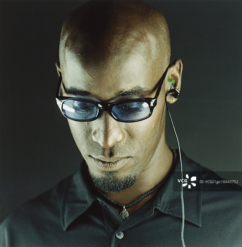 男人戴着耳机图片素材