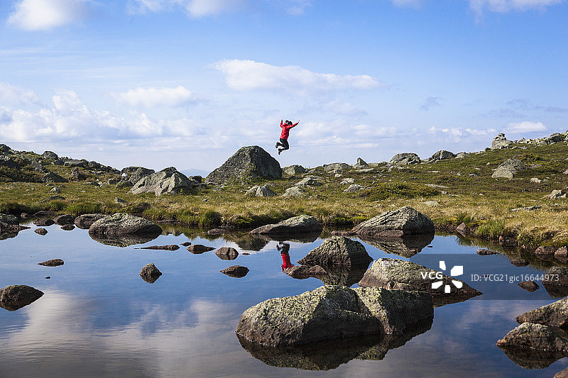 在美国新罕布什尔州白山跳跃的年轻女人图片素材