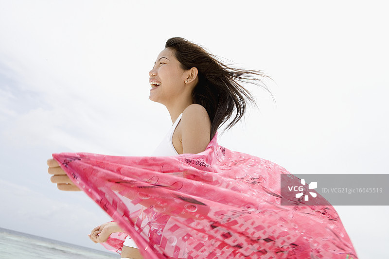 在海滩上微笑的女人图片素材