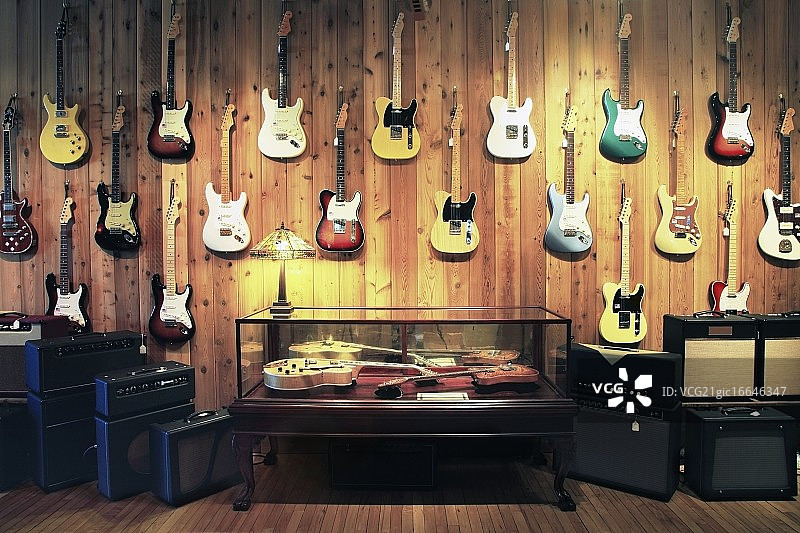 乐器店里的电吉他和放大器图片素材