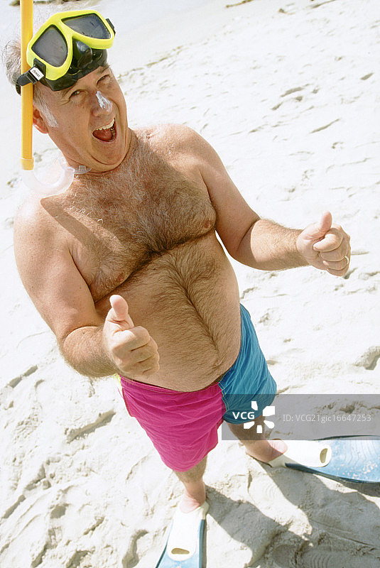 沙滩上的胖男人图片素材