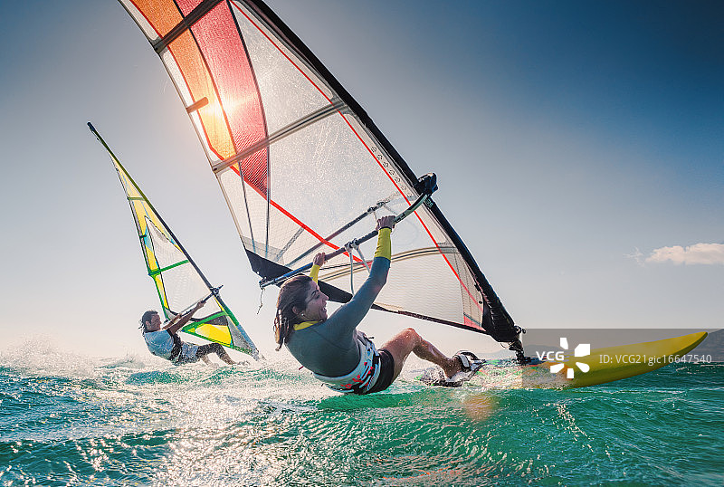 帆板冲浪情侣图片素材
