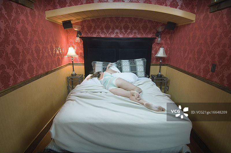 在床上睡觉的女人图片素材