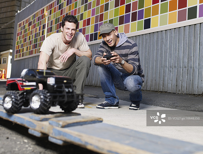 男人玩遥控汽车图片素材