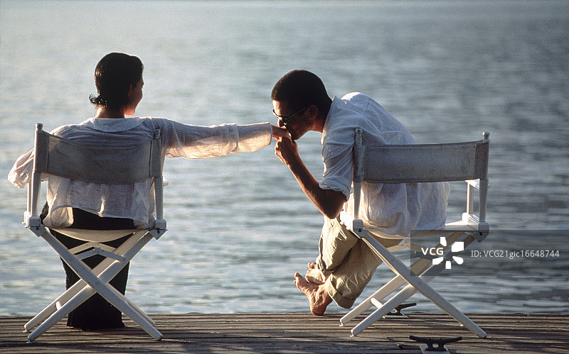 情侣码头相依而坐图片素材