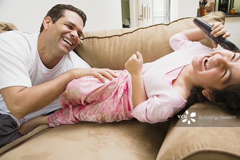 父亲挠女儿痒痒图片素材