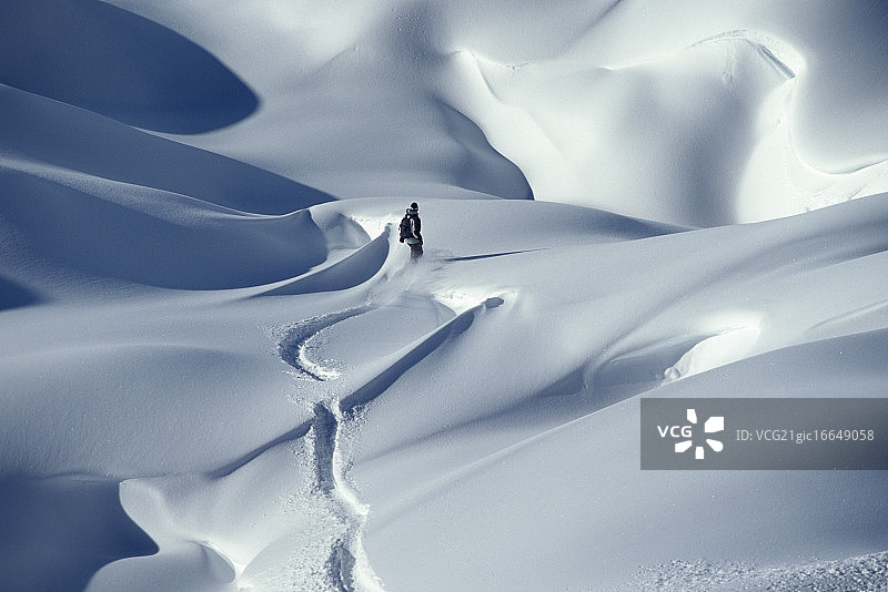 滑雪者在奥地利雪地中滑行图片素材