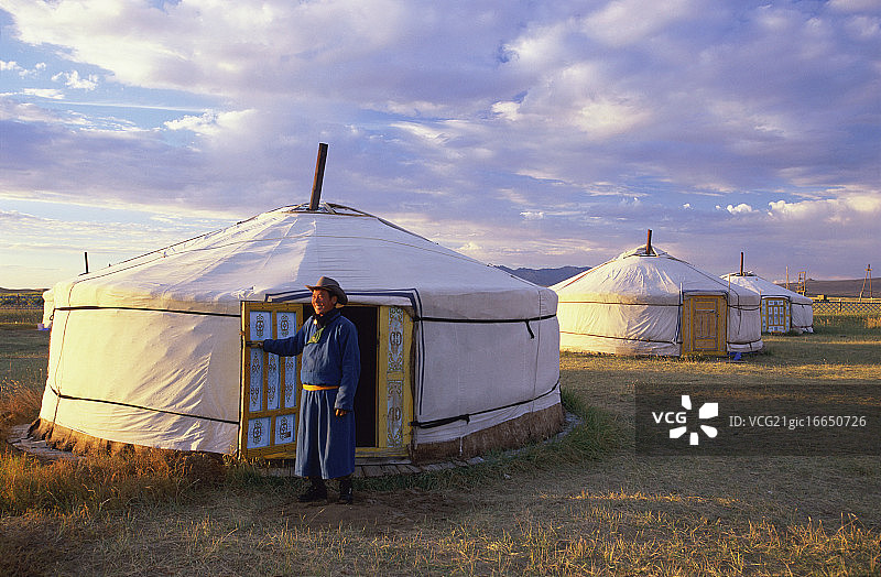 男人站在圆顶帐篷的门口图片素材