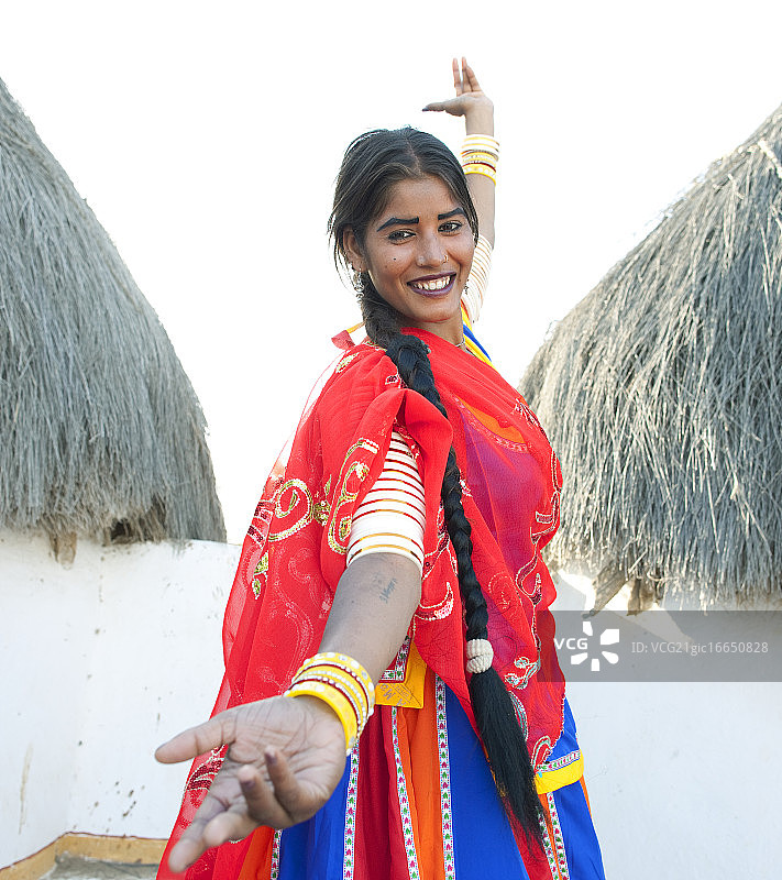 塔尔沙漠中的拉贾斯坦邦女舞者图片素材