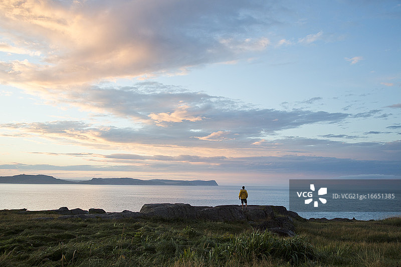 男子在加拿大纽芬兰和拉布拉多省圣约翰斯欣赏风景的背影图片素材
