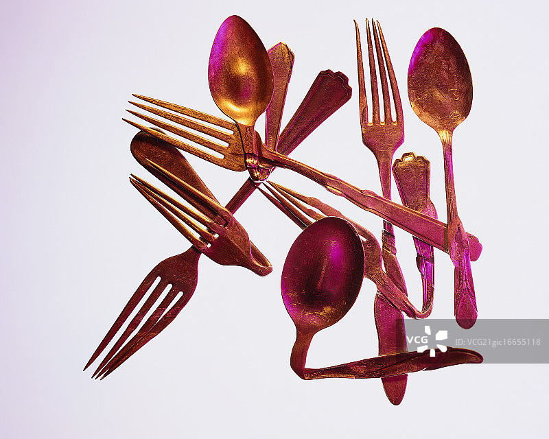 弯曲且失去光泽的餐具图片素材