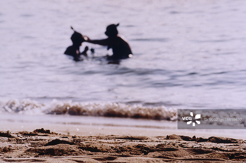 情侣在夏威夷哈瑙马湾海中浮潜图片素材