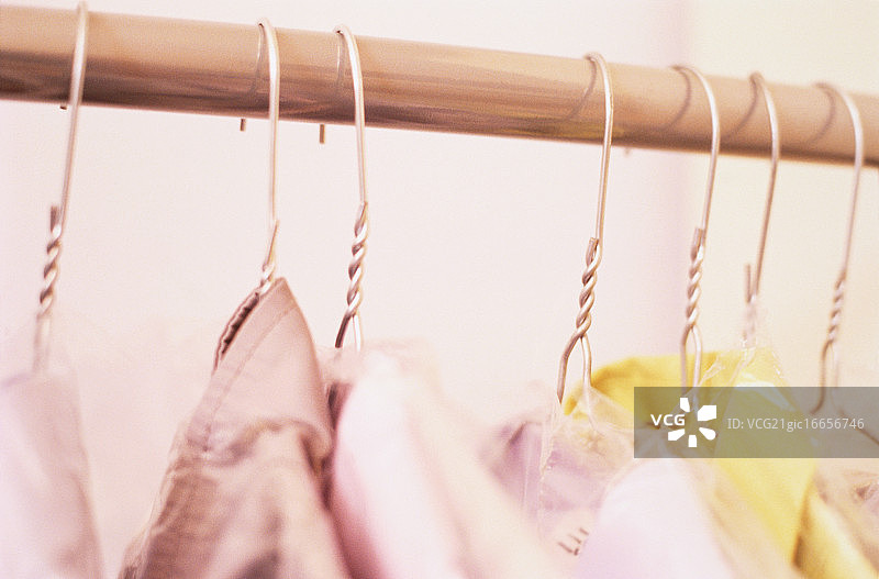 挂在衣架上的衬衫图片素材