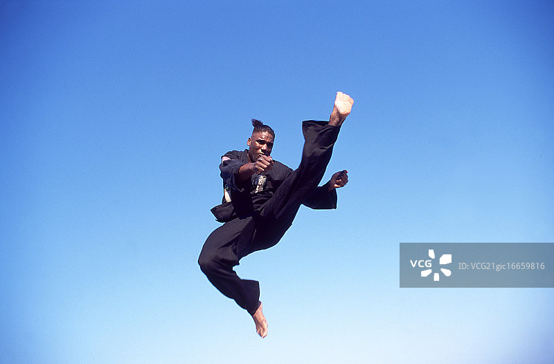 跆拳道黑带动作瞬间图片素材