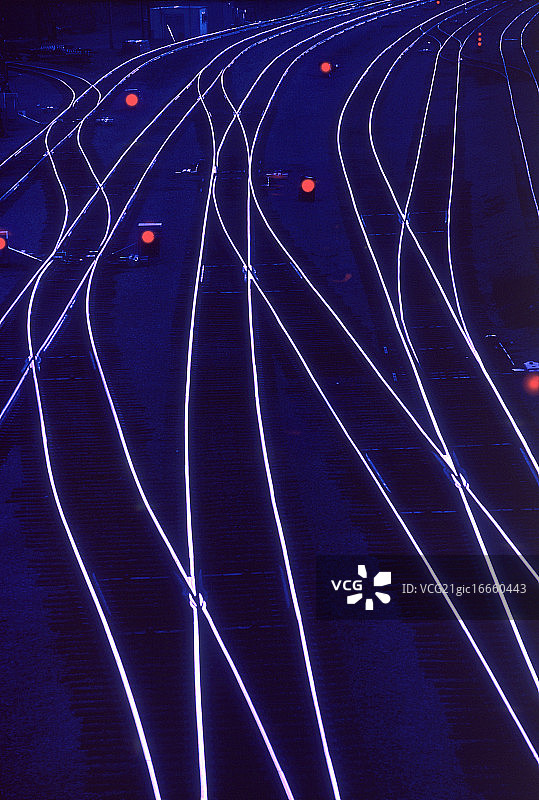 火车车场的红色灯光图片素材