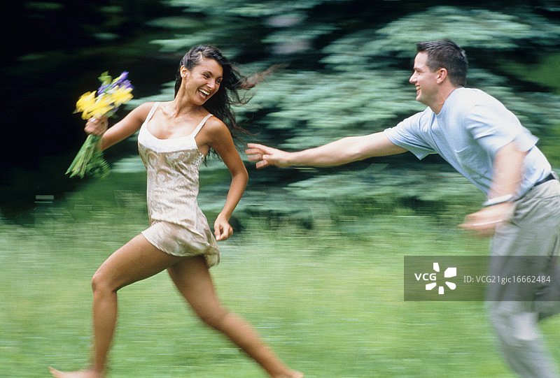 年轻男人跟随女人图片素材