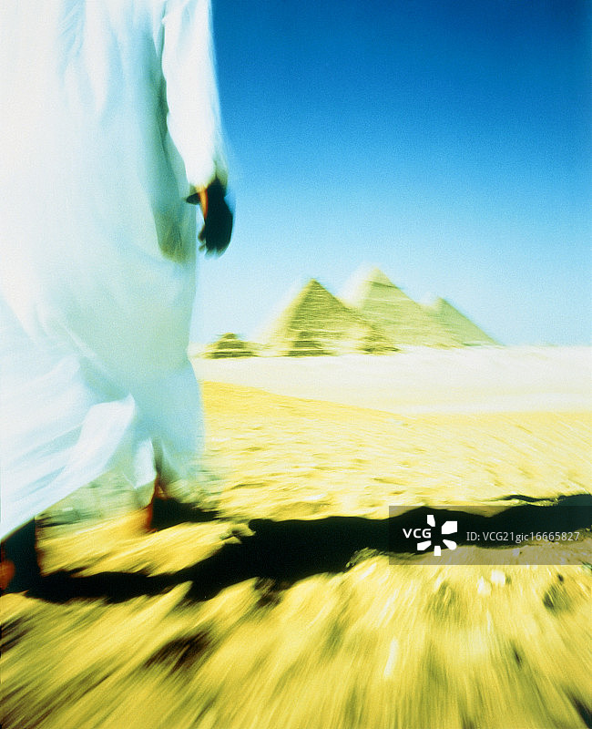 在埃及吉萨金字塔前的阿拉伯人图片素材