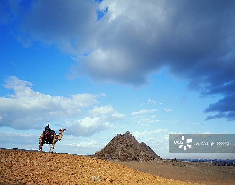 埃及金字塔与骆驼骑手图片素材