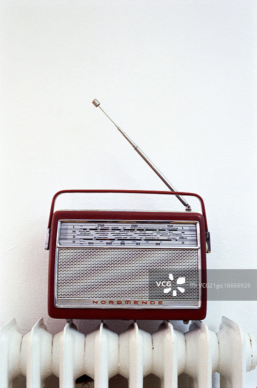 加热器上的老式收音机图片素材